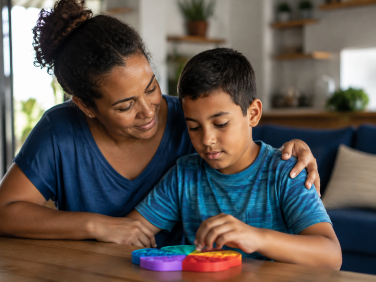 Mãe orientando o filho com TEA sobre o BPC para autista